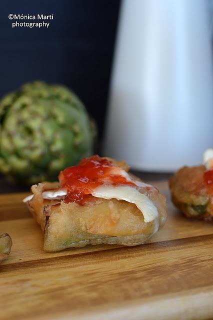 Alcachofas fritas en tempura gratinadas con queso de cabra y mermelada de tomate