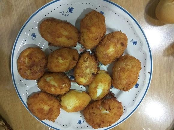 Huevos rellenos con bechamel
