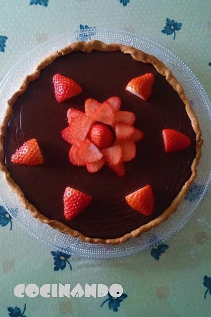 Tarta de chocolate con fresas