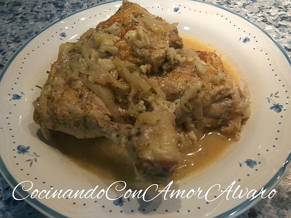Pollo encebollado al limón