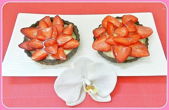 Tartaletas de sablée de chocolate con pudding de vainilla y fresas