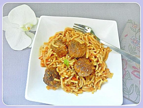 Fideos a la cazuela con albóndigas