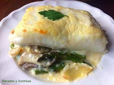 Merluza con verduras, bechamel y mostaza