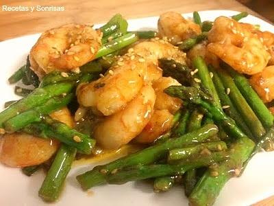 Langostinos y espárragos en salsa de limón y soja
