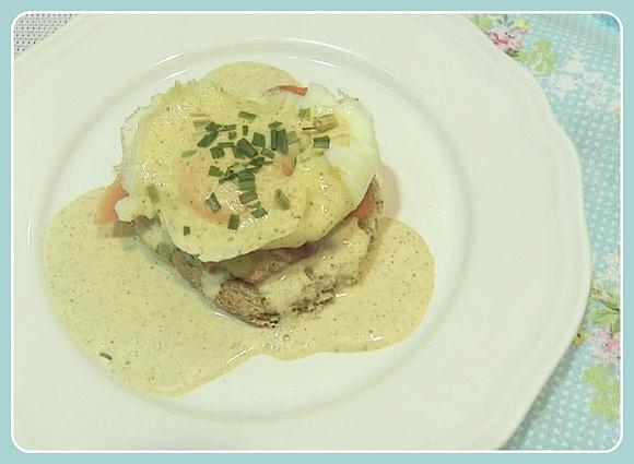 Tosta de salmón y huevo poché con salsa tártara