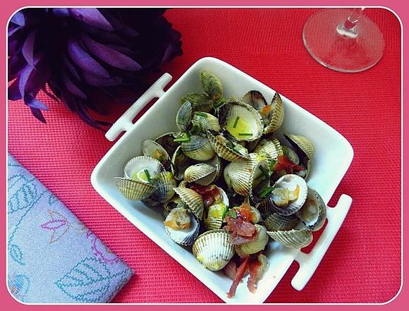 Berberechos al vapor con limón y jamón en Lékué