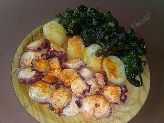 Pulpo a la gallega con cachelos y pimientos de Padrón