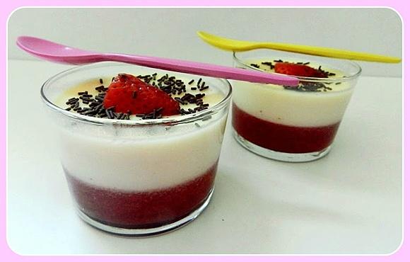 Pannacota de mascarpone con coulis de fresa