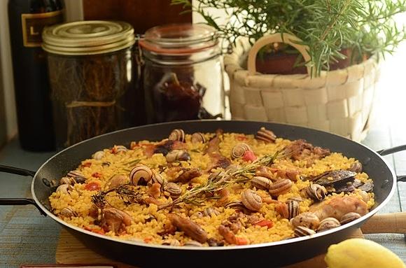 Arroz con conejo y caracoles. Receta murciana.