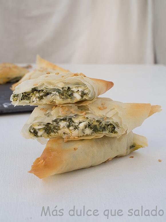 Triángulos de masa filo con espinacas y queso feta