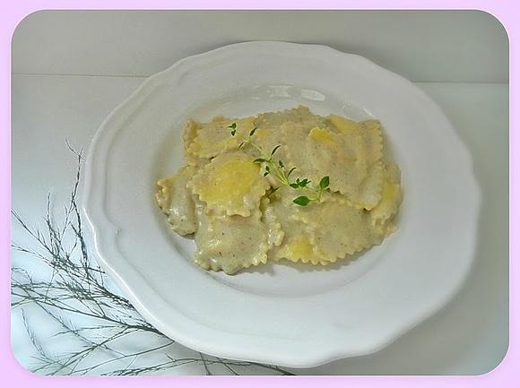Raviolis de queso con salsa de berenjena