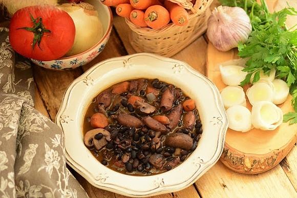 Alubias negras de León con chipirones y champiñones Portobello