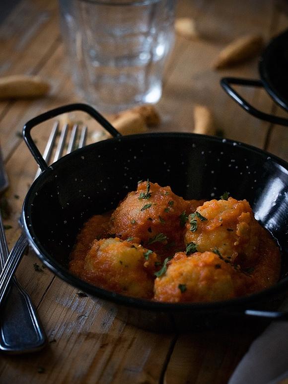 Albóndigas de merluza rellenas de arroz en salsa de tomate picante
