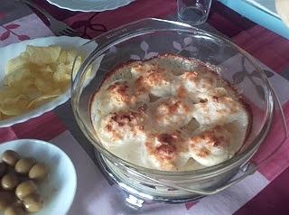 Huevos rellenos gratinados con gambas