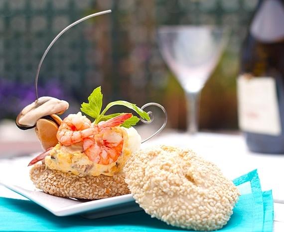 Tapa d'ou farcit de musclos del Delta de l'Ebre i gambes de Tarragona