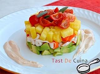 Ensalada de aguacate piña y surimi