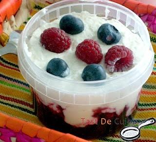 Mousse de iogurt amb fruits del bosc