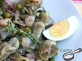 Carxofes amb gambes i pèsols