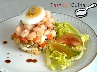 Timbal de amanida russa y gambas al ajillo