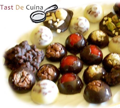 Bombones de chocolate negro y blanco