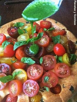 Cheesecake salado con tomatitos cherry y albahaca