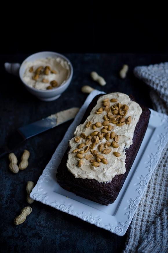 Pastel de chocolate y plátano con frosting de crema de cacahuete