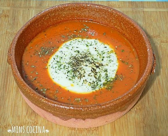 Provolone al horno con salsa de tomate