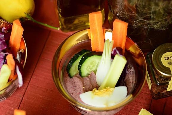 Hummus de alubia roja con crudités