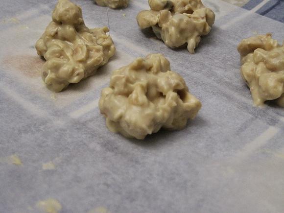 Rocas de avellana y chocolate blanco