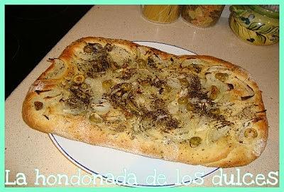 Focaccia de cebolla y aceitunas
