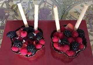 Tulipas de chocolate con frutas del bosque