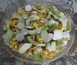 Ensalada de pasta con aguacate y palmito