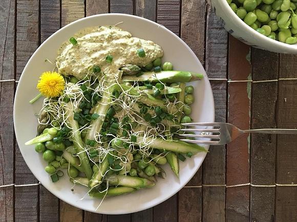 Plato primaveral de espárragos y guisantes crudos con pesto de pistacho y menta