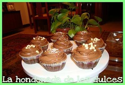 Cupcakes de chocolate y chips de chocolate blanco