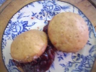 Muffins na francuskie śniadanie z dżemem truskawkowym