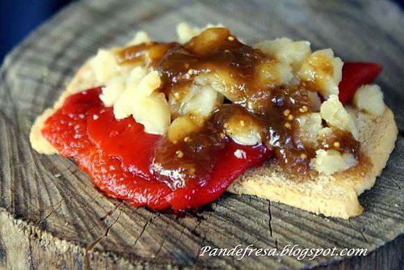 Tosta de piquillo, queso y mermelada de higos