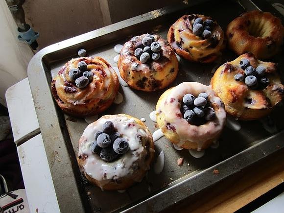 Mini bundt cakes z limonem i aroniami