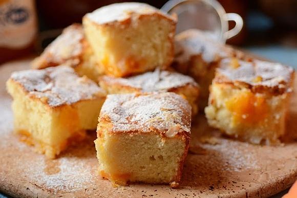 Pastel de albaricoques y yogur griego