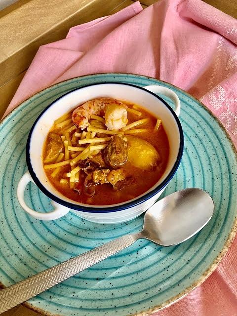 Fideos a la cazuela mar y montaña con secreto ibérico, calamares y langostinos
