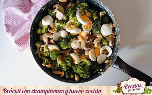 Broccoli con champiñones y huevo cocido