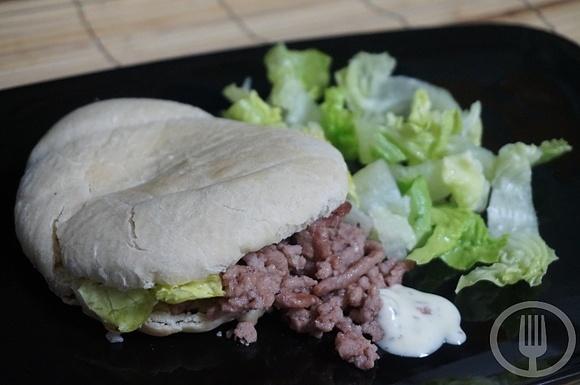 Pita rellena de carne de pollo