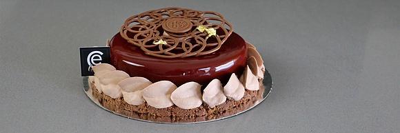 Tarta de chocolate y cremosa de frutos del bosque
