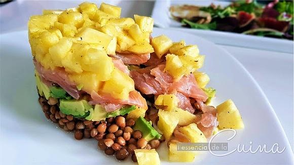 Tártaro de lentejas, salmón y piña