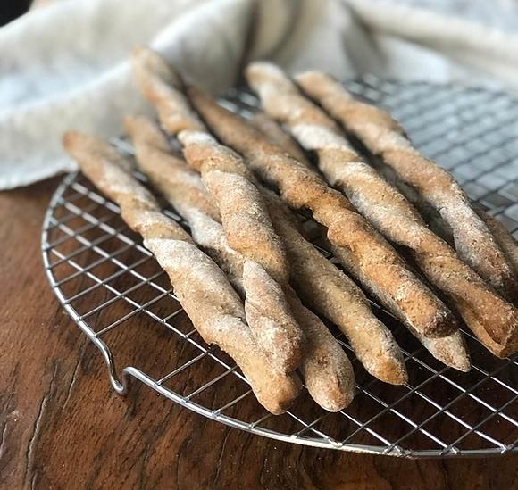 Galletas de ajo negro y tomillo