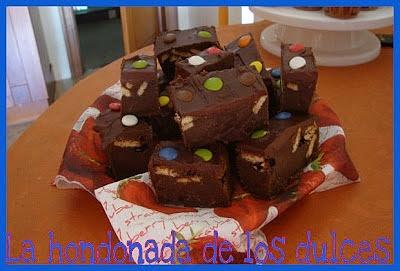 Brownie de chocolate, galletas María y lacasitos