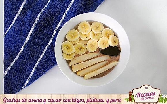 Gachas de avena y cacao con higos, plátano y pera