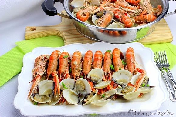 Cigalas con almejas en salsa