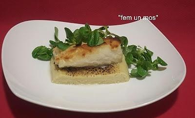 Bacallà amb crosta sobre pastís de porros