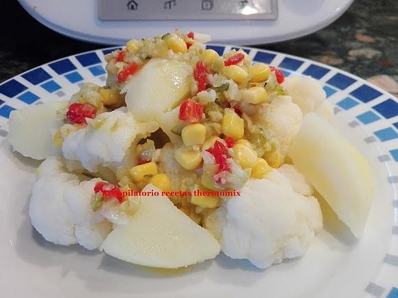 Coliflor templada con vinagreta de maíz, pimientos y encurtidos