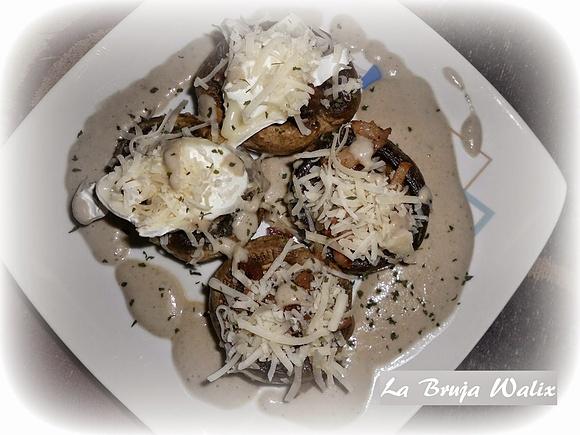 Champiñones rellenos aderezados con su crema